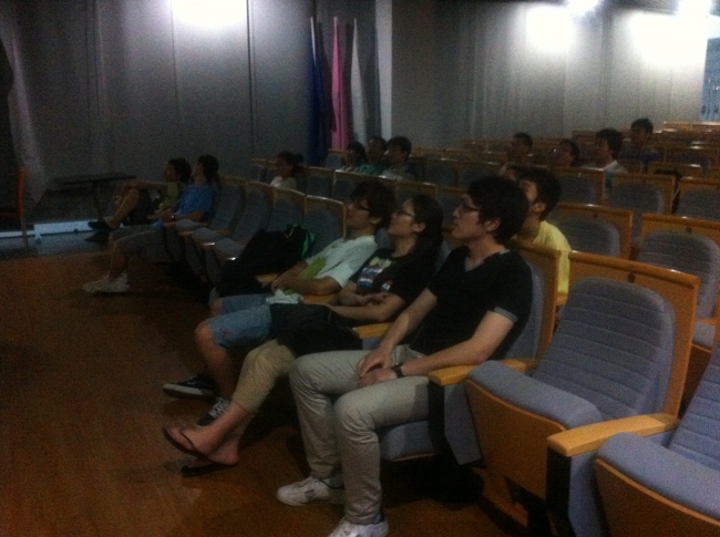 麻豆视频
本科生党员观看影片《建党伟业》