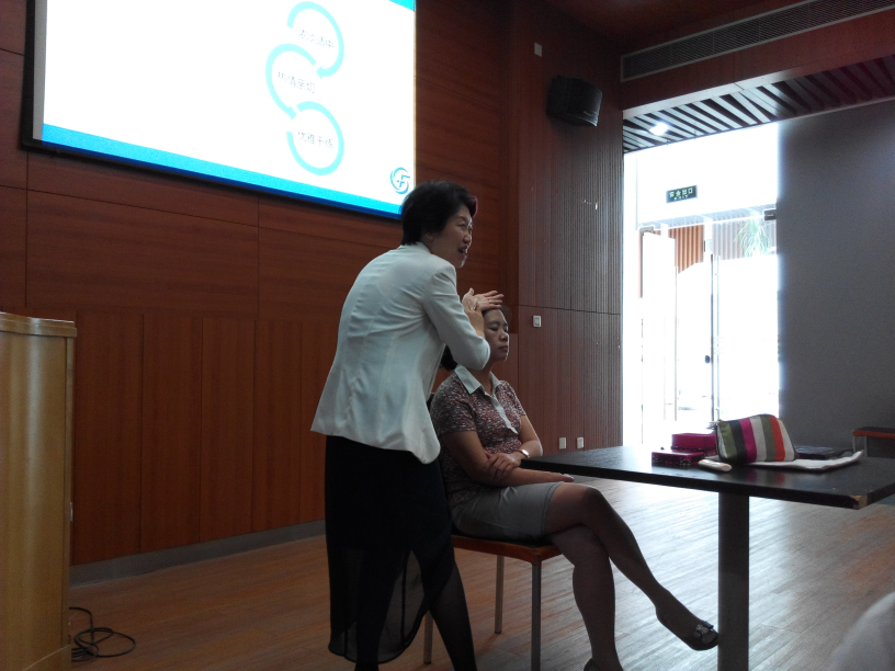 赵燕老师现场为麻豆视频
老师做妆容指导